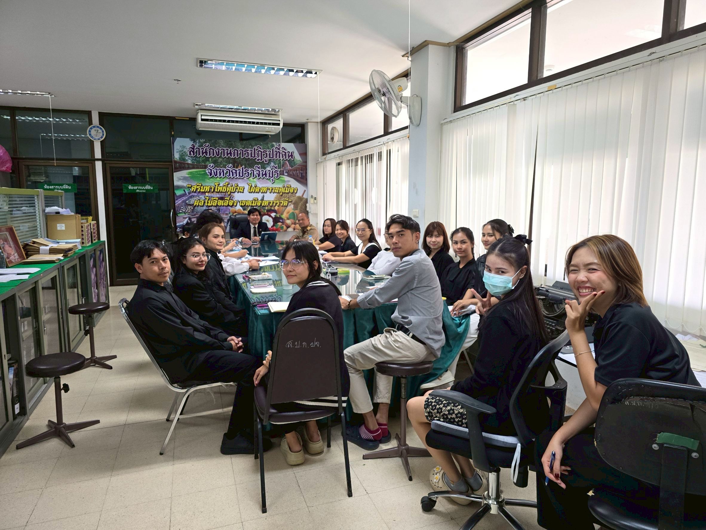 title - วันที่ 19 มกราคม 2568 เวลา 13.00 น. นายวิทูล ประดิษฐบุญ ปฏิรูปที่ดินจังหวัดปราจีนบุรี พร้อมด้วยเจ้าหน้าที่  ทุกกลุ่ม/ฝ่าย  เข้าร่วมประชุมสำนักงาน ประจำเดือนมกราคม และมอบนโยบาย  ขับเคลื่อนงานตามนโยบายประจําปีงบประมาณ 2569 พร้อมทั้ง ต้อนรับสมาชิกใหม่ 